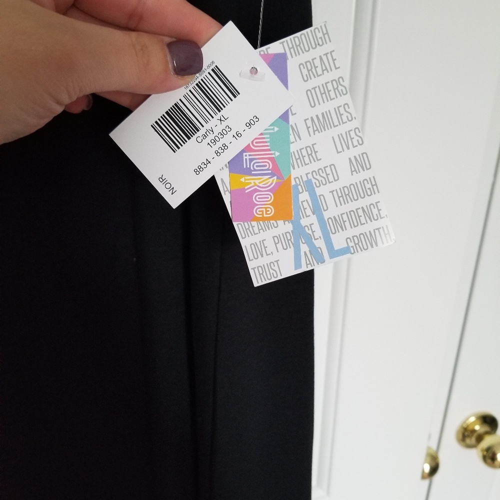 Solid Black Carly - Picture 3 of 7